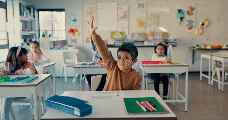 Junge Kind und glücklich mit aufgewachsener Hand in der Schule für Fragen und Lächeln mit Lösung Quiz. Kinder unterschreiben und stockfotografie
