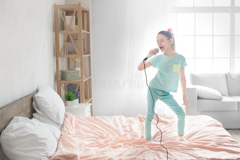 Junge Kindheit des Jugendlichmädchens allein zu Hause lizenzfreies stockfoto