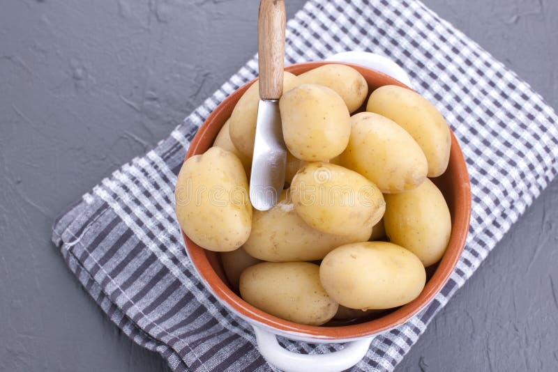 Frische Gekochte Junge Kartoffeln Mit Butter Stockfoto - Bild von ...