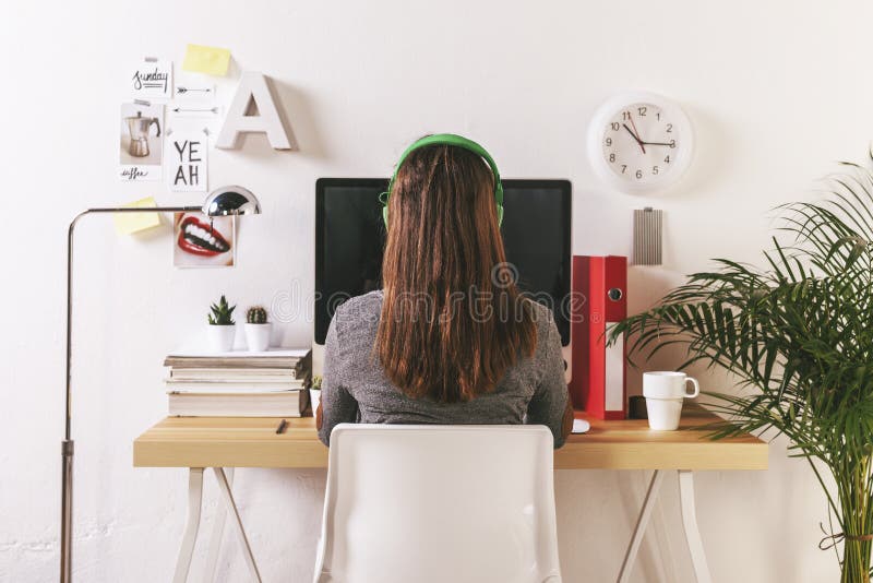 Junge kreative Frau, die im Büro arbeitet lizenzfreies stockbild Junge kreative Frau, die im Büro arbeitet lizenzfreies stockbild