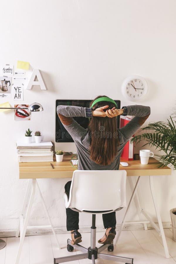 Junge kreative Frau, die im Büro sich entspannt lizenzfreie stockfotografie Junge kreative Frau, die im Büro sich entspannt lizenzfreie stockfotografie