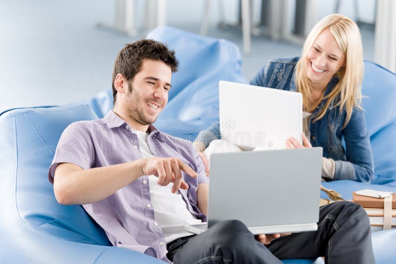Junge Kursteilnehmer an der Highschool zeigend auf Laptop stockfotos Junge Kursteilnehmer an der Highschool zeigend auf Laptop stockfotos