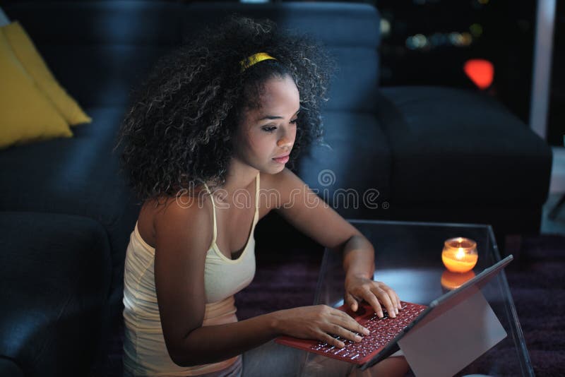 Junge Latina-Frauen-Schreibenmitteilung auf Laptop nachts stockbilder Junge Latina-Frauen-Schreibenmitteilung auf Laptop nachts stockbilder