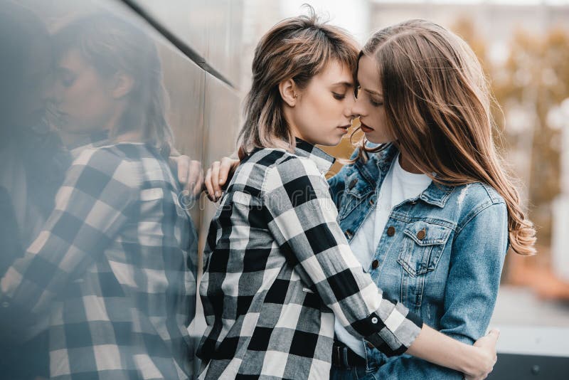 Lesbische Paare Die Auf Boden Umarmen Stockbild Bild Von Toleranz
