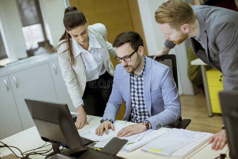 Junge Leute, die im B?ro arbeiten stockfotografie Junge Leute, die im B?ro arbeiten stockfotografie