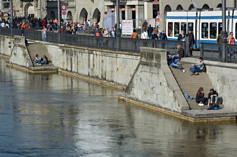 Junge Leute, die sonniges Wetter nahe Limmat-Fluss in Zürich genießen, stockfotos Junge Leute, die sonniges Wetter nahe Limmat-Fluss in Zürich genießen, stockfotos