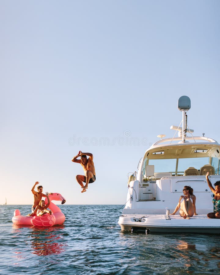 Junge Leute, die Spaß während der Partei auf einem privaten Boot haben