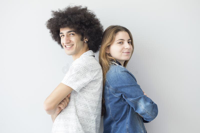 Junge Leute, die zurück zu Rückseite stehen stockfoto