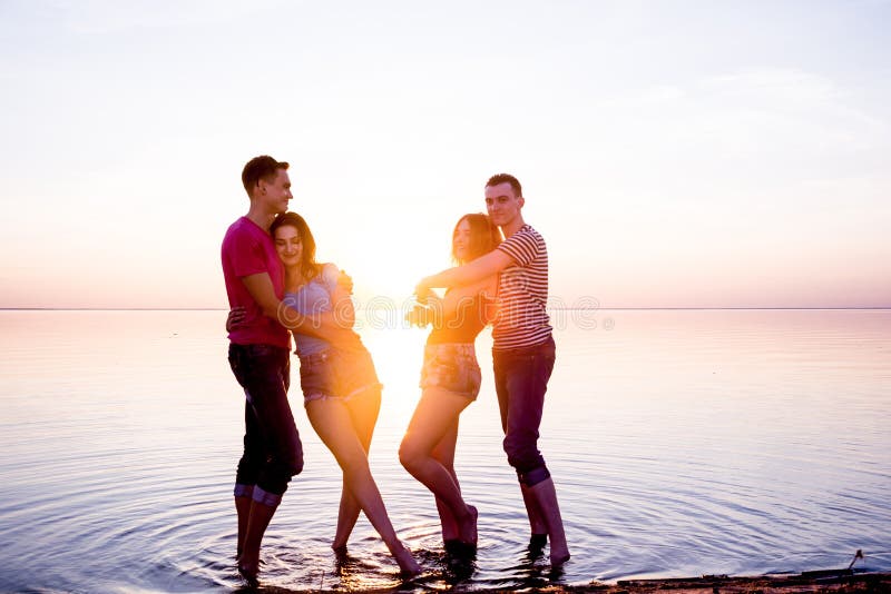 Junge Leute, Männer und Frauen, Studenten sind Umarmung vor a lizenzfreie stockfotos Junge Leute, Männer und Frauen, Studenten sind Umarmung vor a lizenzfreie stockfotos