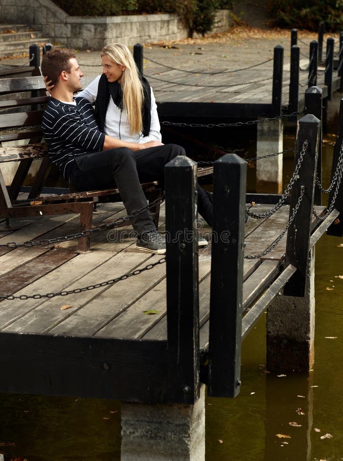 Junge liebevolle Paare im Park durch See