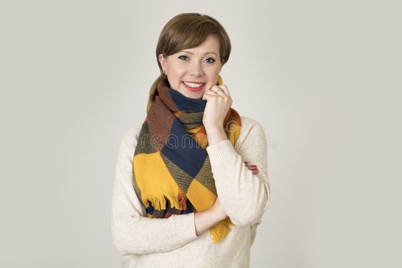 Junge Lächeln des schöne und stilvolle rote Frauenstrickjacke des Haares 30s und buntes Schals des Herbstes glücklich stockfotos Junge Lächeln des schöne und stilvolle rote Frauenstrickjacke des Haares 30s und buntes Schals des Herbstes glücklich stockfotos