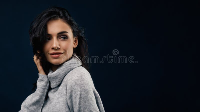 Junge lächelnde Frau, die graue Strickjacke trägt stockfoto Junge lächelnde Frau, die graue Strickjacke trägt stockfoto