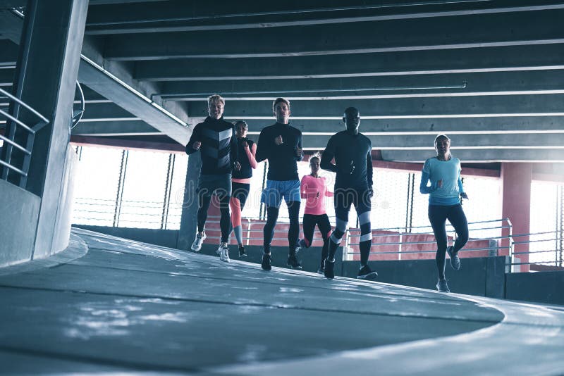 Junge Läufer im Sportkleidungstraining lizenzfreies stockbild Junge Läufer im Sportkleidungstraining lizenzfreies stockbild