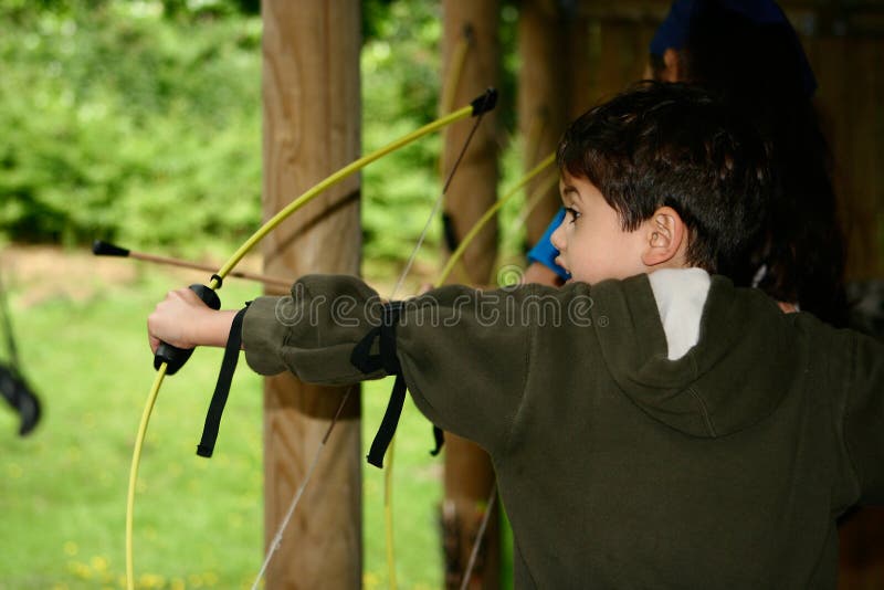 Junge mit Bogen und Pfeil stockfotos Junge mit Bogen und Pfeil stockfotos