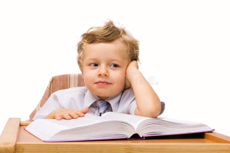 Junge mit Buch lizenzfreie stockfotos Junge mit Buch lizenzfreie stockfotos