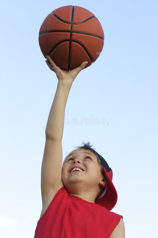 Junge mit einem Basketball lizenzfreie stockbilder Junge mit einem Basketball lizenzfreie stockbilder