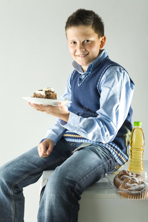 Junge mit Kuchen stockfotos Junge mit Kuchen stockfotos