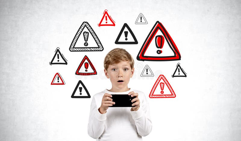 Junge mit Telefon- und Cybersicherheitswarnung lizenzfreie stockfotos