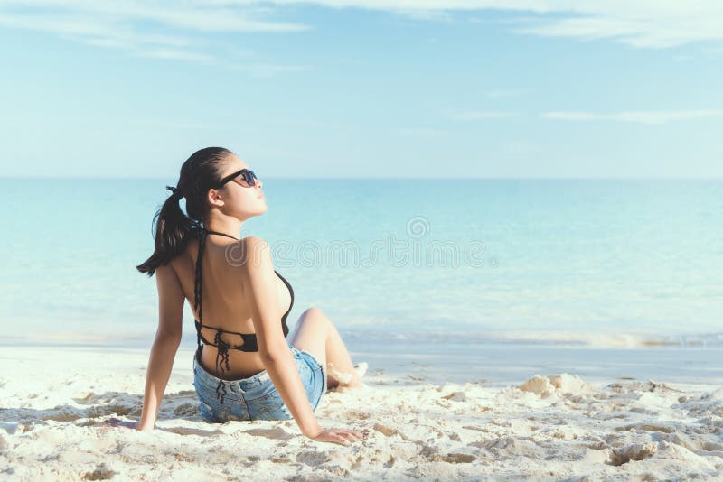 Junge Modefrau entspannen sich auf dem Strand lizenzfreie stockfotos Junge Modefrau entspannen sich auf dem Strand lizenzfreie stockfotos