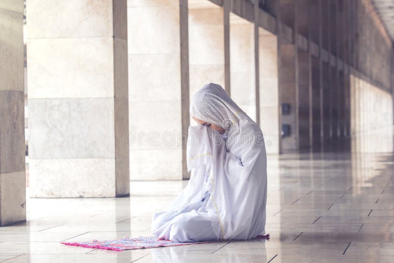 Junge Muslime beten in der Moschee stockbilder Junge Muslime beten in der Moschee stockbilder