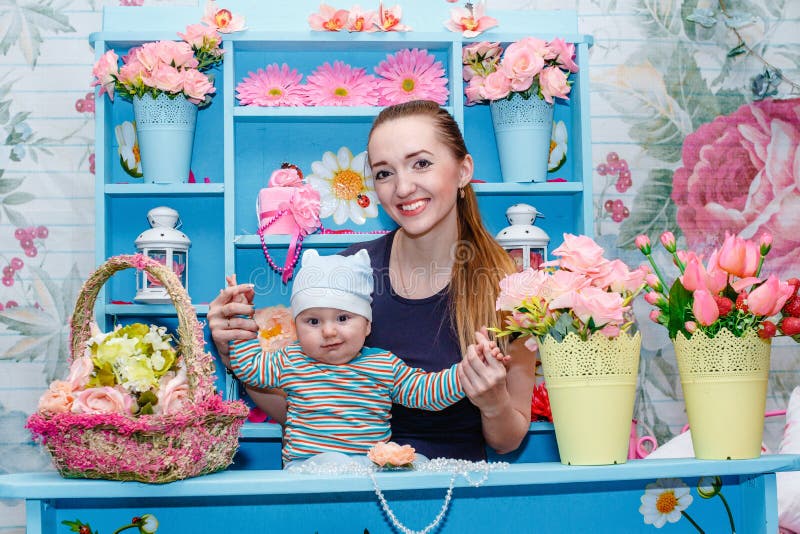 Junge Mutter mit Baby in ihren Armen stockfotografie Junge Mutter mit Baby in ihren Armen stockfotografie