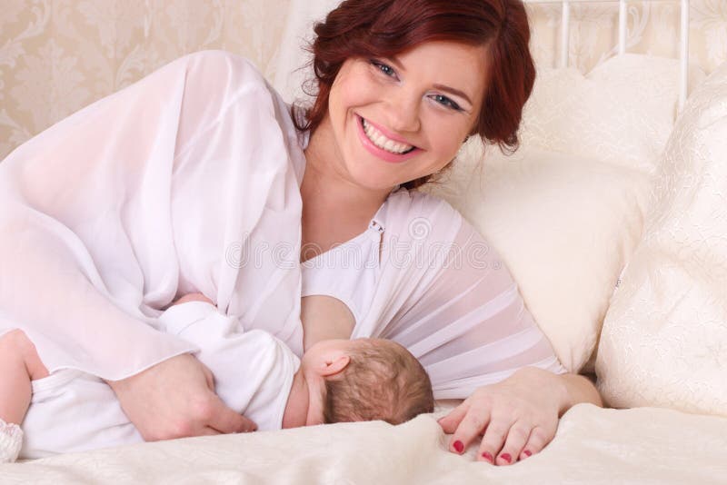 Junge Mutter stillt ihr Baby stockbild Junge Mutter stillt ihr Baby stockbild