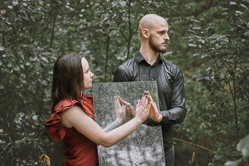 Junge Mädchen liest ein Buch unter einem Baum Reisende lizenzfreie stockfotografie Junge Mädchen liest ein Buch unter einem Baum Reisende lizenzfreie stockfotografie