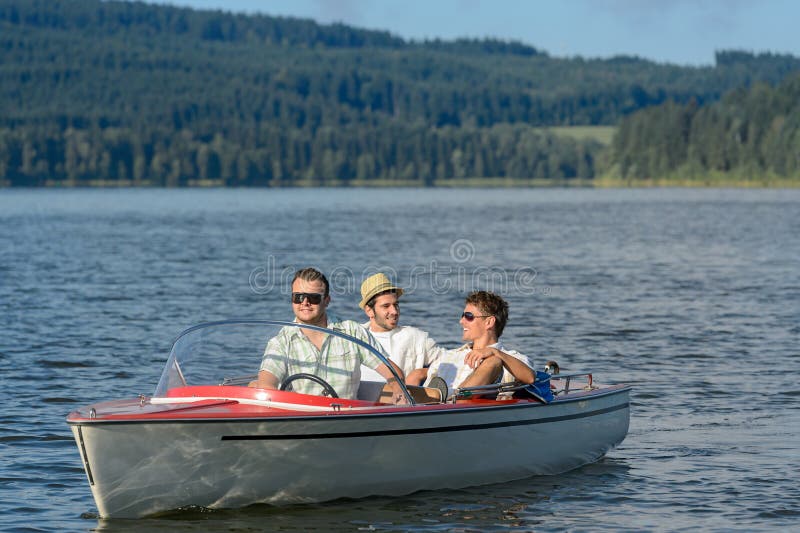 Junge Männer, die in der szenischen Landschaft des Motorboots sitzen