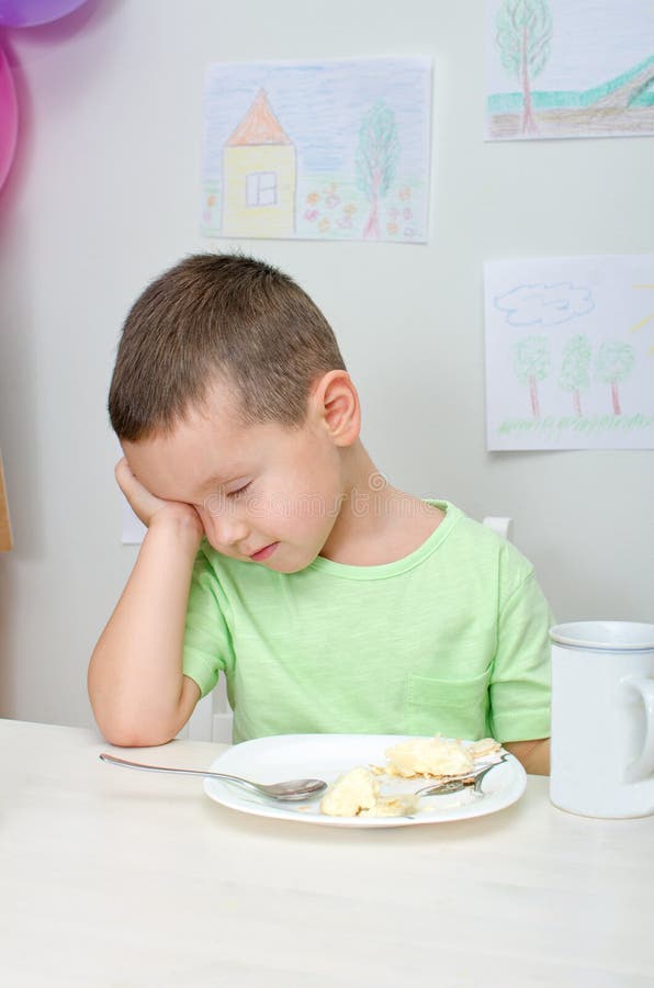 Junge möchten nicht Mahlzeit essen stockfotografie Junge möchten nicht Mahlzeit essen stockfotografie