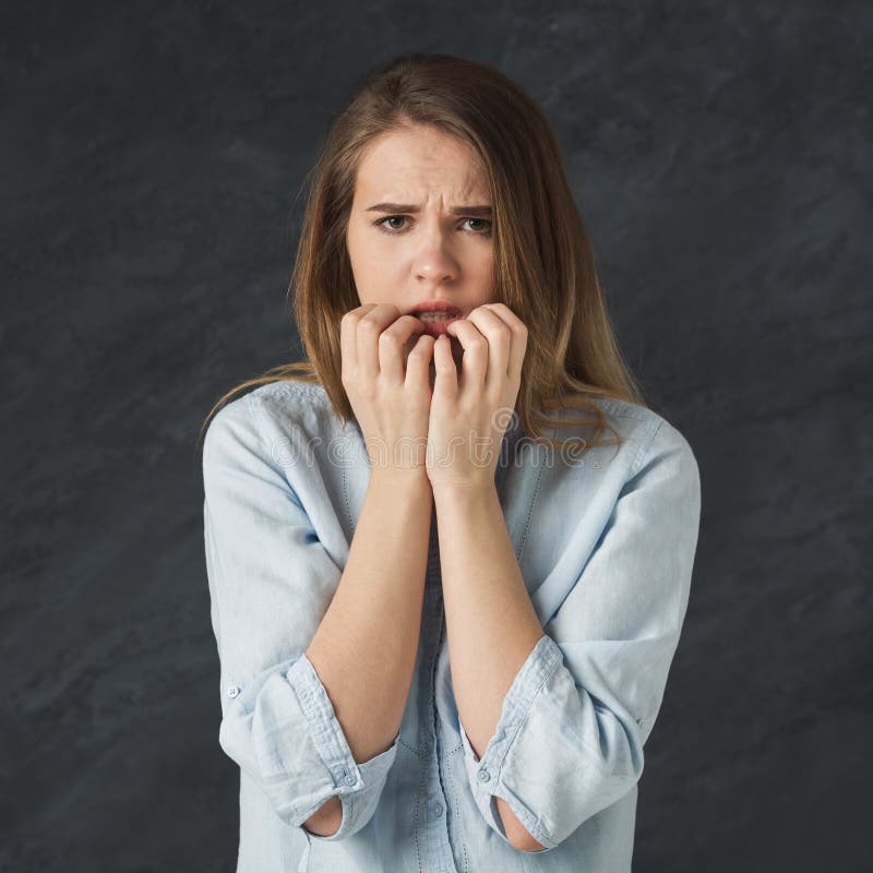 Junge nervöse Frau, die ihre Nägel beißt stockfoto Junge nervöse Frau, die ihre Nägel beißt stockfoto