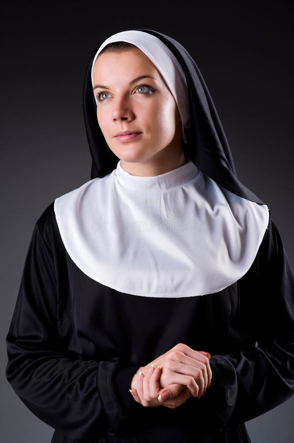 Sexy Perverse Nonne In Tänzen Eines Messrocks Auf Einem Pol Stockbild Bild Von Wunsch