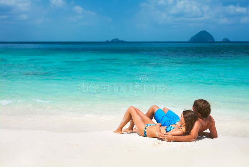 Junge Paare auf dem tropischen Strand lizenzfreies stockbild Junge Paare auf dem tropischen Strand lizenzfreies stockbild