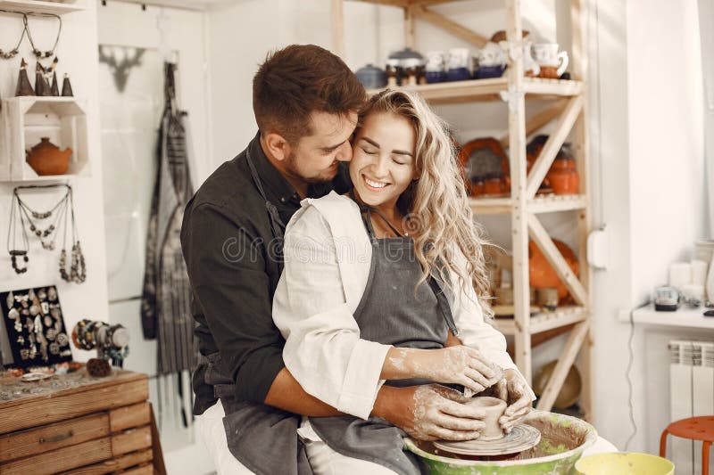 Junge Paare bei Kunstwerken in Töpferwaren stockbild