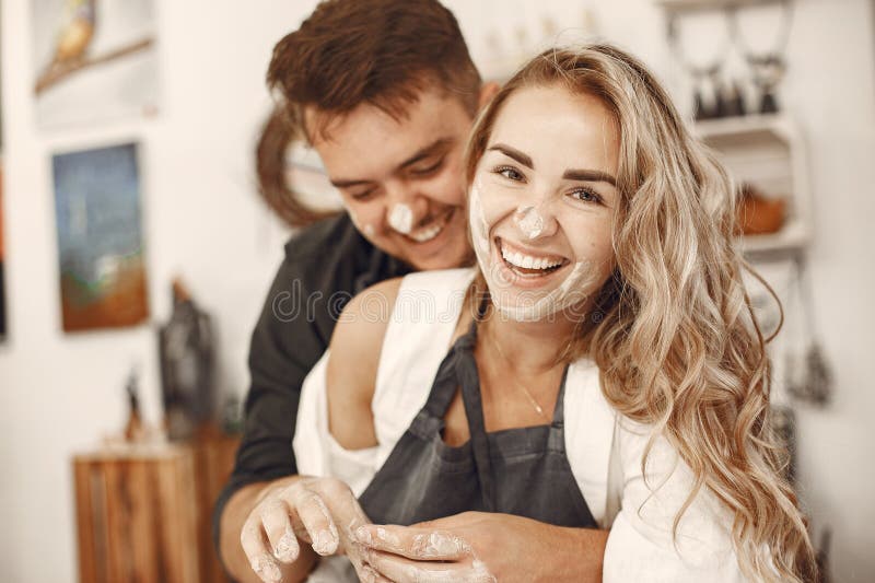 Junge Paare bei Kunstwerken in Töpferwaren lizenzfreies stockfoto