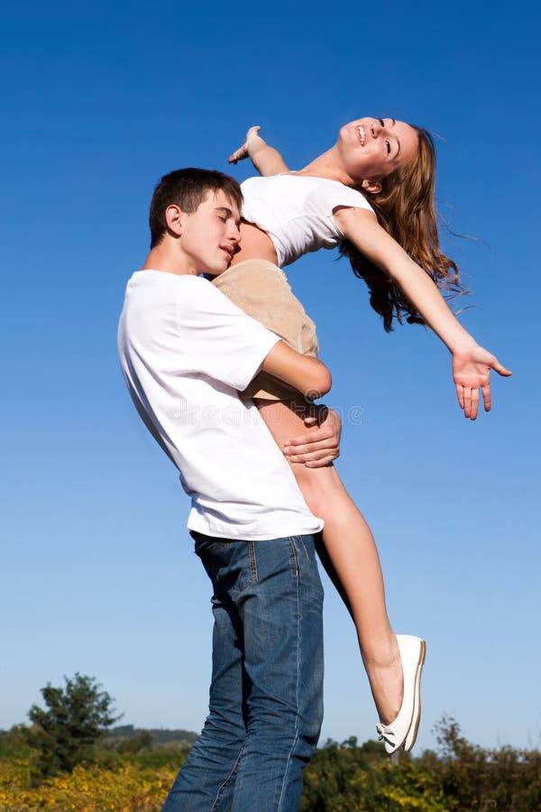Junge Paare in der Liebe lizenzfreies stockbild Junge Paare in der Liebe lizenzfreies stockbild