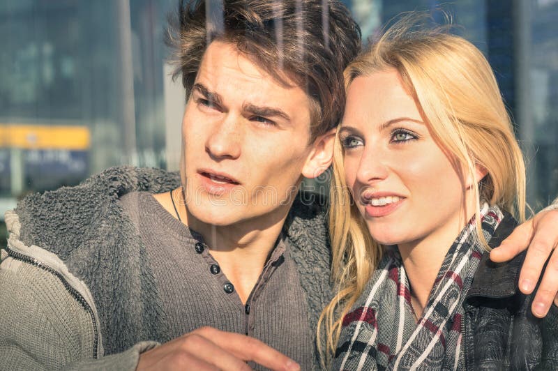Junge Paare in der Liebe hinter Glasreflexionen lizenzfreies stockfoto Junge Paare in der Liebe hinter Glasreflexionen lizenzfreies stockfoto