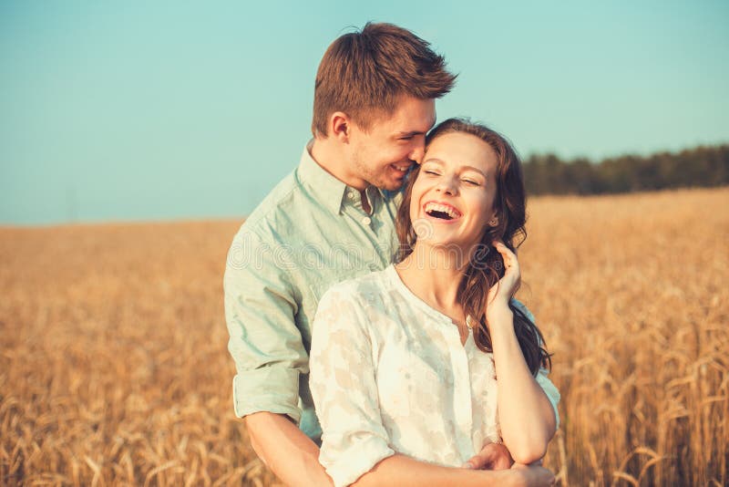 Junge Paare in der Liebe im Freien Verbinden Sie das Umarmen stockbilder Junge Paare in der Liebe im Freien Verbinden Sie das Umarmen stockbilder