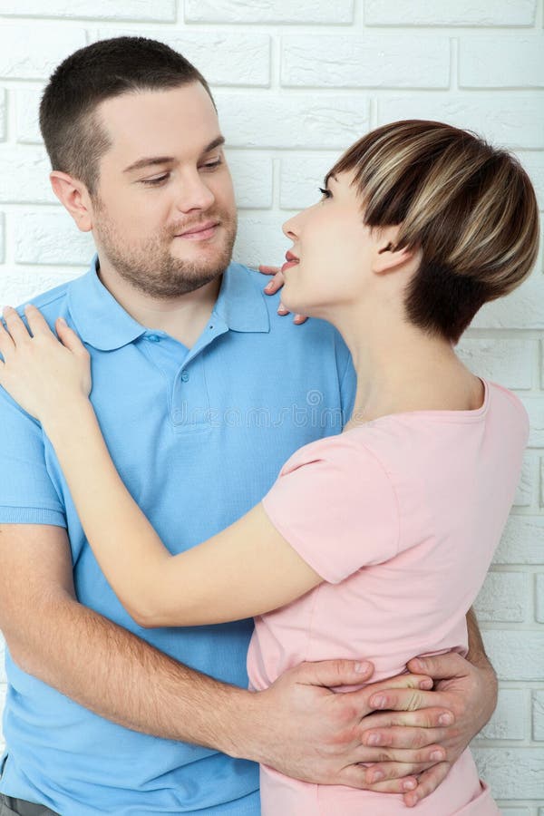 Junge Paare, die auf weißem Hintergrund stehen stockfotografie Junge Paare, die auf weißem Hintergrund stehen stockfotografie