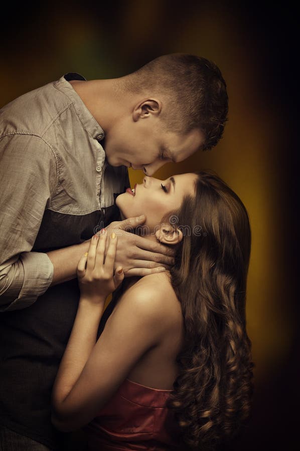 Junge Paare, die in der Liebe, Frauen-Mann-Liebhaber, Leidenschafts-Wunsch küssen