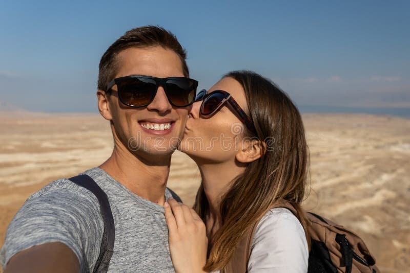 Junge Paare, die ein selfie in der Wüste von Israel nehmen stockfoto Junge Paare, die ein selfie in der Wüste von Israel nehmen stockfoto