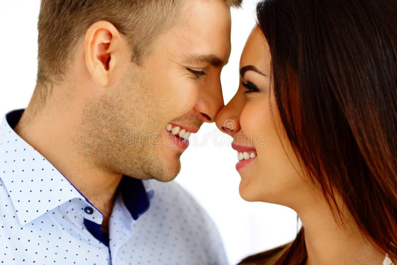Junge Paare, die einander betrachten lizenzfreie stockfotos Junge Paare, die einander betrachten lizenzfreie stockfotos