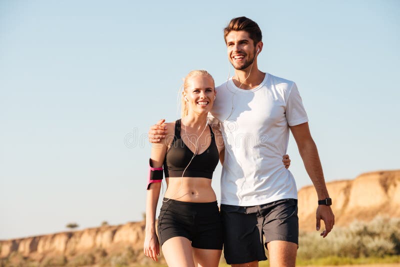 Junge Paare, die eine Pause von den Übungen machen stockfotos Junge Paare, die eine Pause von den Übungen machen stockfotos