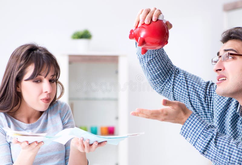 Junge Paare, die Familienfinanzpapiere betrachten stockfotos Junge Paare, die Familienfinanzpapiere betrachten stockfotos