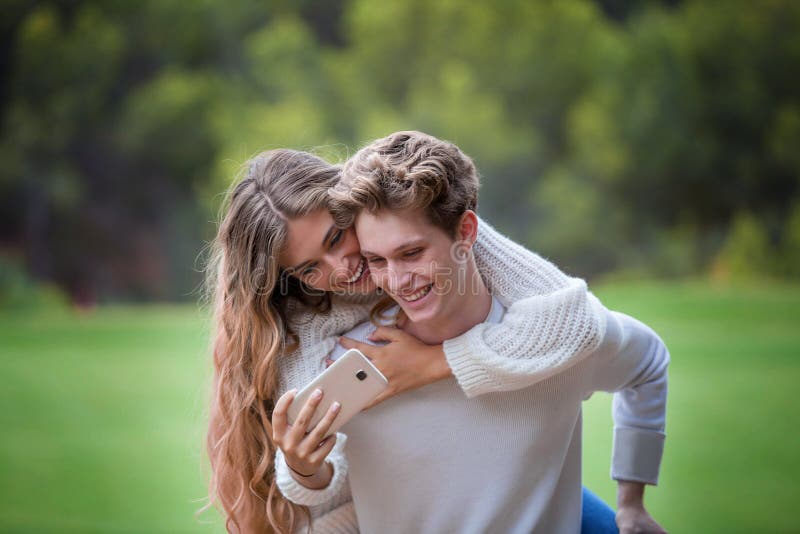 Junge Paare, die an Kamera selfie lächeln lizenzfreie stockfotos Junge Paare, die an Kamera selfie lächeln lizenzfreie stockfotos