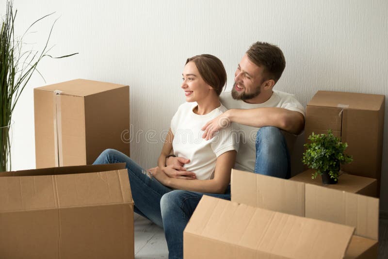 Junge Paare, die vorwärts schauen zur Zukunft im neuen Haus umfassen stockfoto Junge Paare, die vorwärts schauen zur Zukunft im neuen Haus umfassen stockfoto