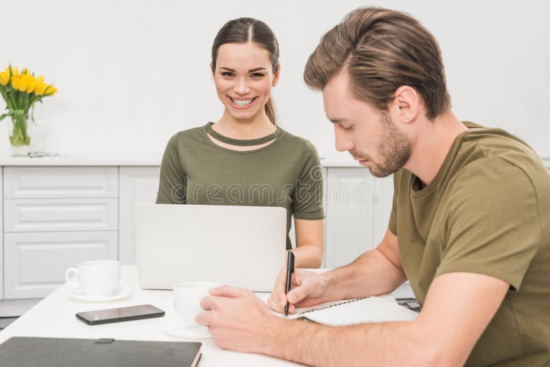 Junge Paare, die zusammen an Küche arbeiten stockfotos