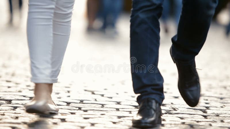 Junge Paare, ein Mann und eine Frau, Weg um die Stadt, entlang der Pflasterung Beinnahaufnahme
