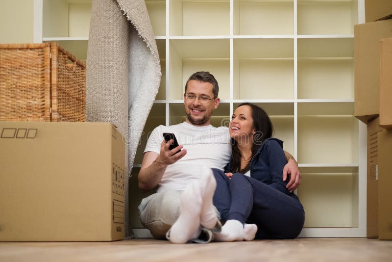 Junge Paare in ihrem Haus lizenzfreies stockbild Junge Paare in ihrem Haus lizenzfreies stockbild