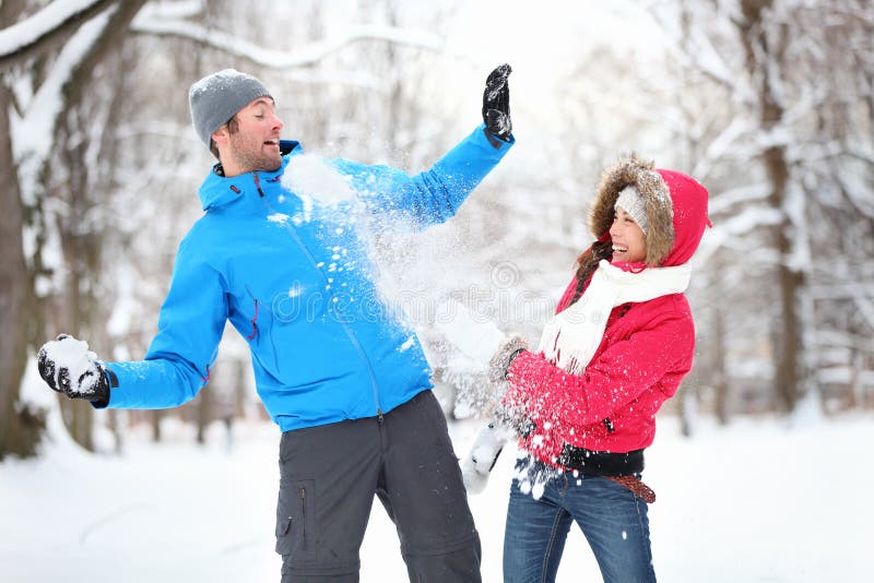 Junge Paare im Schneeballkampf lizenzfreie stockfotos Junge Paare im Schneeballkampf lizenzfreie stockfotos