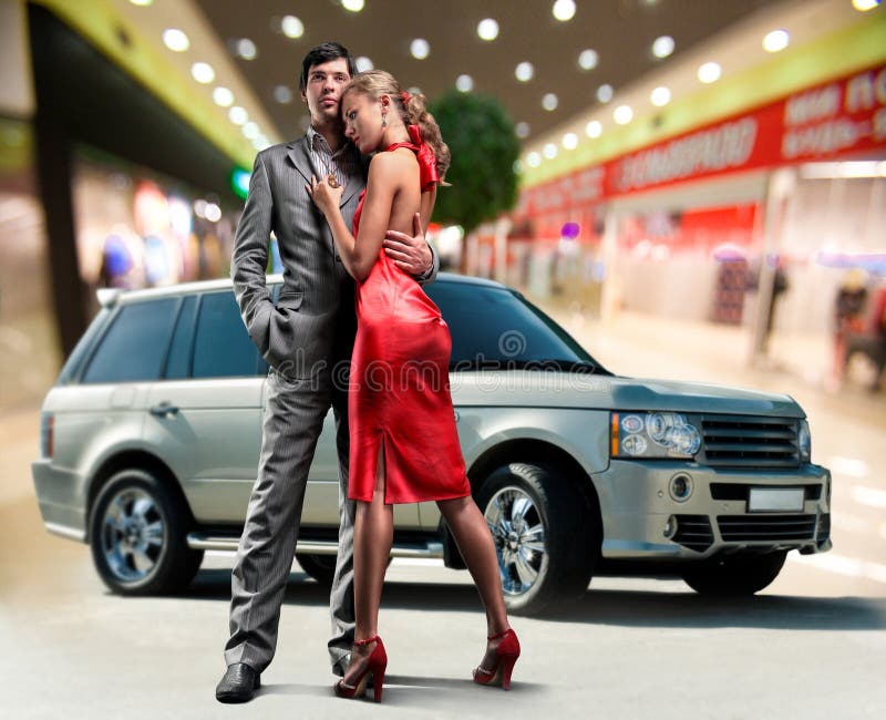 Junge Paare Liebe des Portraits unter nicht für den Straßenverkehr Auto lizenzfreie stockfotografie Junge Paare Liebe des Portraits unter nicht für den Straßenverkehr Auto lizenzfreie stockfotografie